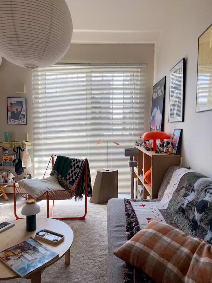 オレンジのくるくる、窓際に置くと風が吹いて回るのが和みます🟠

#リビング #カラフルインテリア #オレンジ