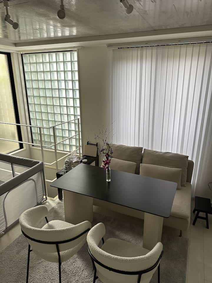 ベビーのゲージがあるからぎゅうぎゅうだけど
他の家具がなんとか上手く配置できて良かった◎

#リビング
#メゾネット