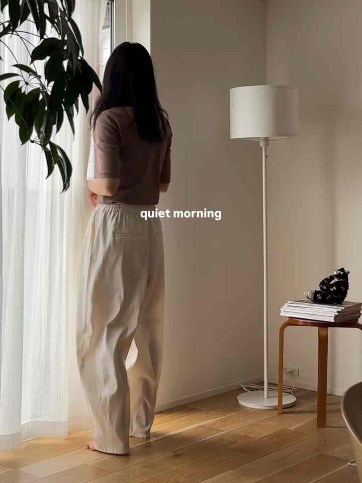 雨の日のリビング。
少し薄暗いほうが落ち着く☕︎

#インテリア　#間接照明　#IKEA購入品　#スタンドライト　#スツール　#木製スツール