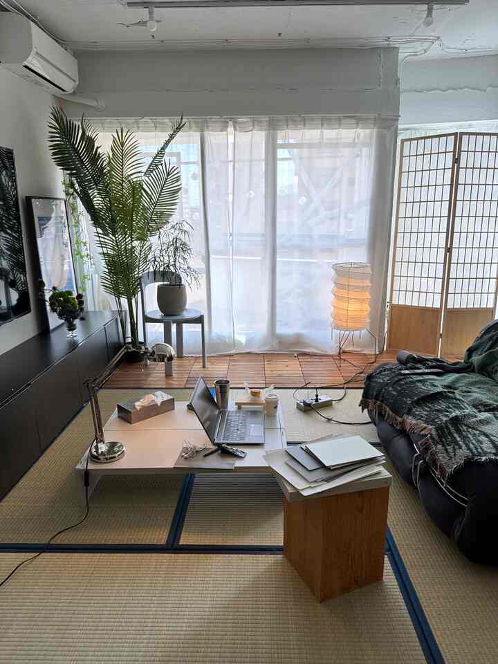 畳でゴロンと寝転んだり、直に座って作業したり、気分転換できるスペースです🙆

#livingroom
#賃貸インテリア
#TATAMI
#和室
#japandi