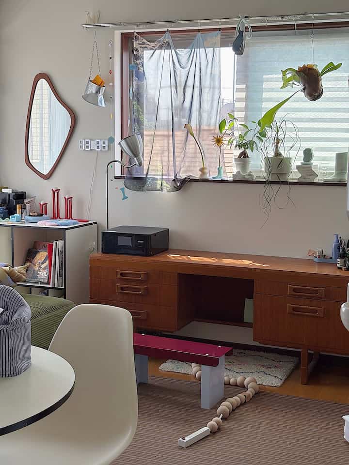 リビングはいろんな色を使うけど
落ち着いてる印象にするために
大きい家具は深めのトーンのものを置いてます

#ミッドセンチュリー #北欧ヴィンテージ