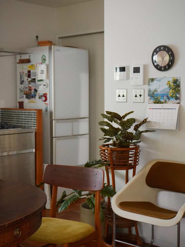 お暇さんの日めくりカレンダー　最近移動させてきてキッチンで使うようになりました
子どもと使おうかなと思って子どもも手が届くところに置いていたのですが、子どもはもう飽きちゃってやらなくなったので笑、せっかくなら冷蔵庫に

ダイニングのよく見える位置には須磨シーワールドのカレンダーをつけてます
写真の雰囲気がなんか好きなんです
4月は嘘みたいなペンギンの写真


#ステンレスキッチン
#リノベーション
#インダストリアル
#カレンダー
#ミッドセンチュリーモダン