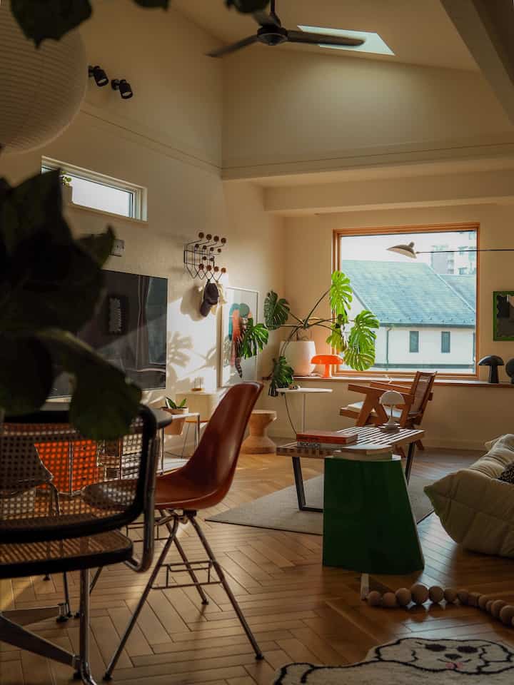The setting sun in the evening creates a wonderful atmosphere!

#MidCentury #HermanMiller #Eames
