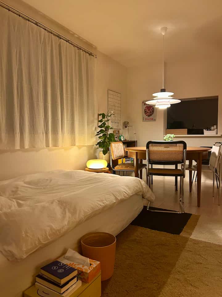 • My favorite angle.
I can't relax if I don't have something beside me when I sleep, so I use a Hato Sablé tin as a low table!

#interior #roomtour #midcentury #BauhausJapan #vintagefurniture #Artek #IKEA #lightroom #70B #sempre #Vitra