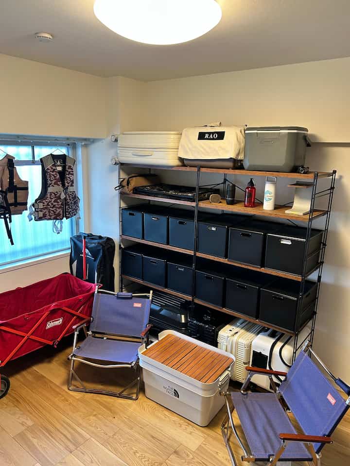 大人の秘密基地作りました🏕️
ついつい物置きになってる部屋ってありませんか？ウッドシェルフとカラーボックスを組み合わせると、スペースを有効活用した収納スペースが作れます！ウッド×ブラック、アウトドアミックスで、大人の男の秘密基地風に仕上げました🙋
#収納 #シェルフ #カラーボックス #趣味部屋 #アウトドア
　