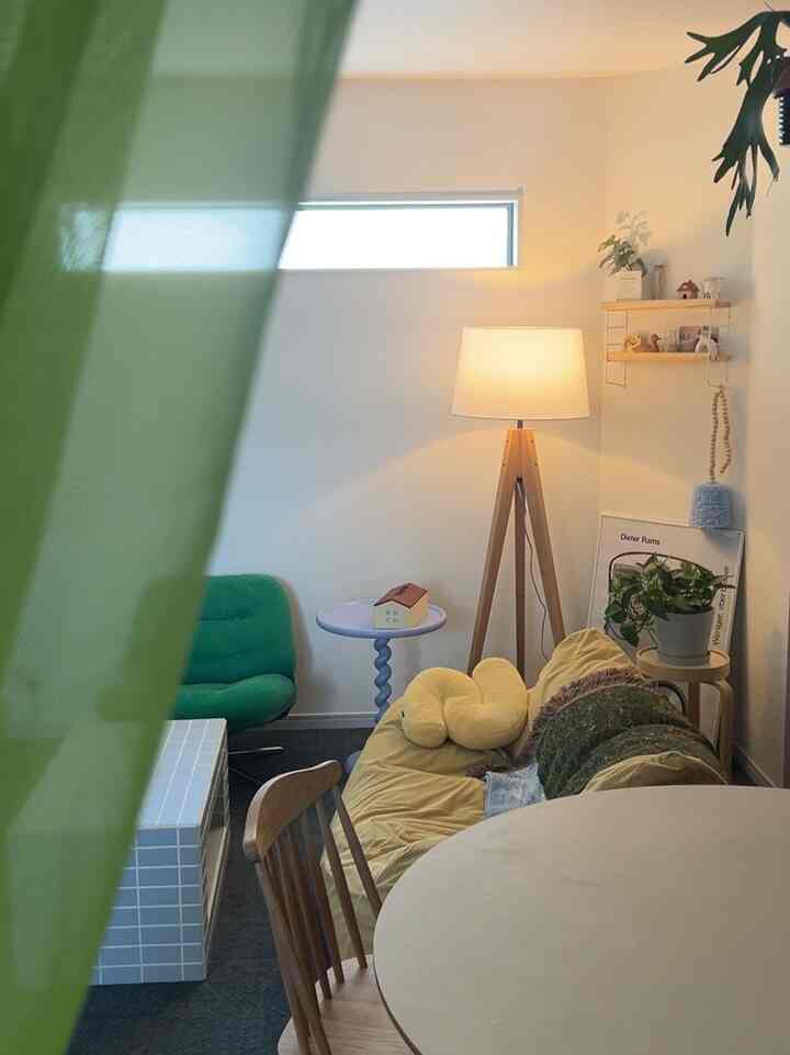 

最近のリビングです
新しい間接照明がやってきました！
お気に入りすぎる！

やっぱり間接照明があると
雰囲気がグッとお洒落になる気がする🥹

特に我が家は暗いので
曇りの日とかは日中も活用してます☺️

#カラフルインテリア #海外インテリア　#韓国インテリア　#ミッドセンチュリー　#ナチュラルインテリア　#リビング