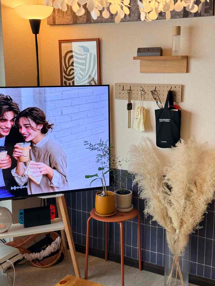 暖かくなってきたから家具の配置換え🛋

寒くなると家具の距離を縮めてぎゅっとまとめたくなるし、暖かくなると広々開放感がある配置にしたくなる😆✨️

ソファ横のスペースを広くして動線も動きやすくなって大満足な配置✨️

#模様替え #賃貸インテリア #インテリア #観葉植物 #ローテーブル #草原ラグ #ローソファ #L字ソファ 