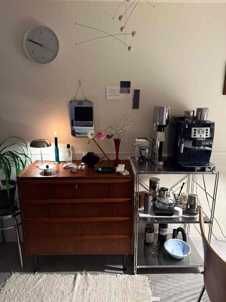 ウッドとステンレス素材のバランスを考えて家具や小物を選んでいます

#ビンテージ家具　#モビール　#時計　#シェルフ　#ラグ　#間接照明　