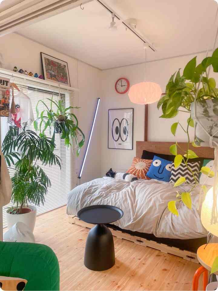 犬もくつろぐ寝室

#寝室　#観葉植物　#ベッド　#サイドテーブル