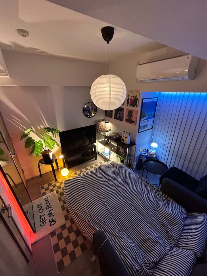 寝る前の部屋😪
カーテン裏と鏡裏をテープライトで光らせたら
雰囲気が一気に変わった👏🏻
葉っぱを照らしてるのも個人的にお気に入り。

#IKEA
#H&Mhome
