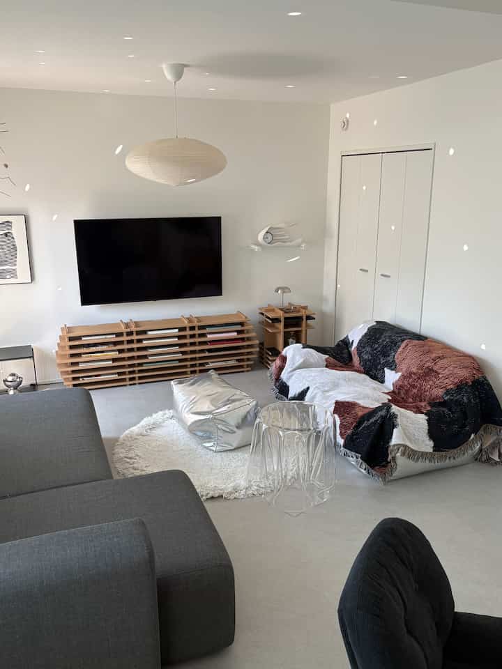 モノトーンを中心のインテリアに、ブラウンを入れて柔らかい印象に。
無機質すぎない空間になりました。

#2026Ohouse新生活　#Ohouseshopping 
#tuuk #hay #ikea