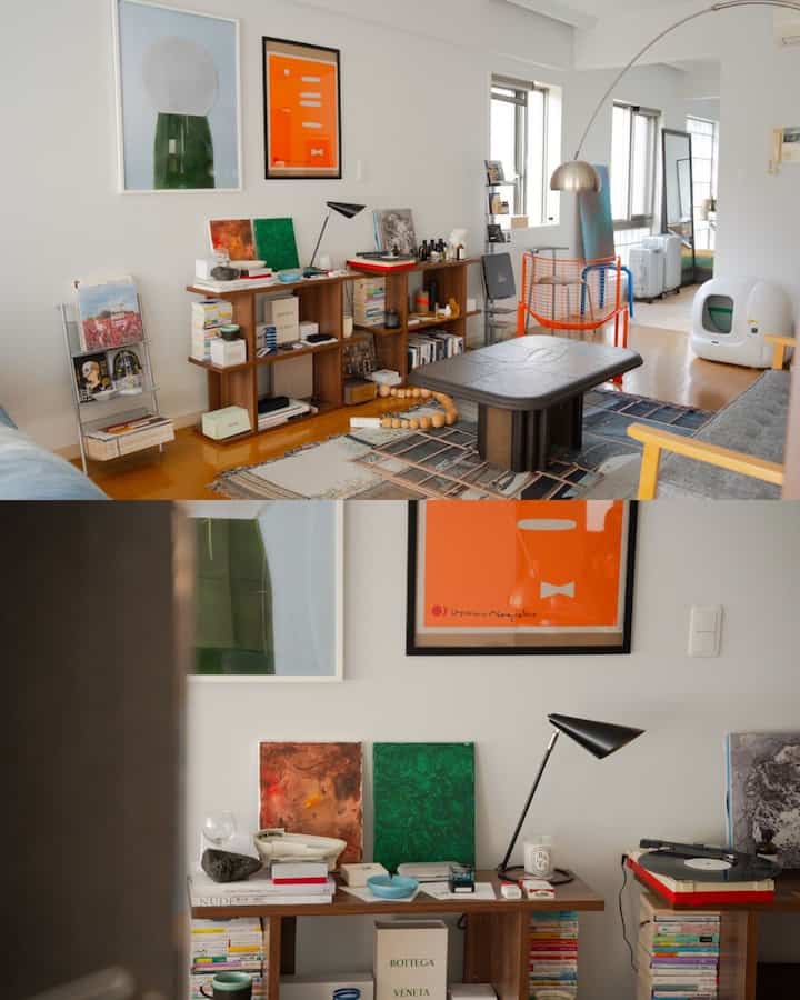 木目調と白い壁のワンルームのリビング、ミッドセンチュリーモダンの家具とポスターが配置された雰囲気のある空間