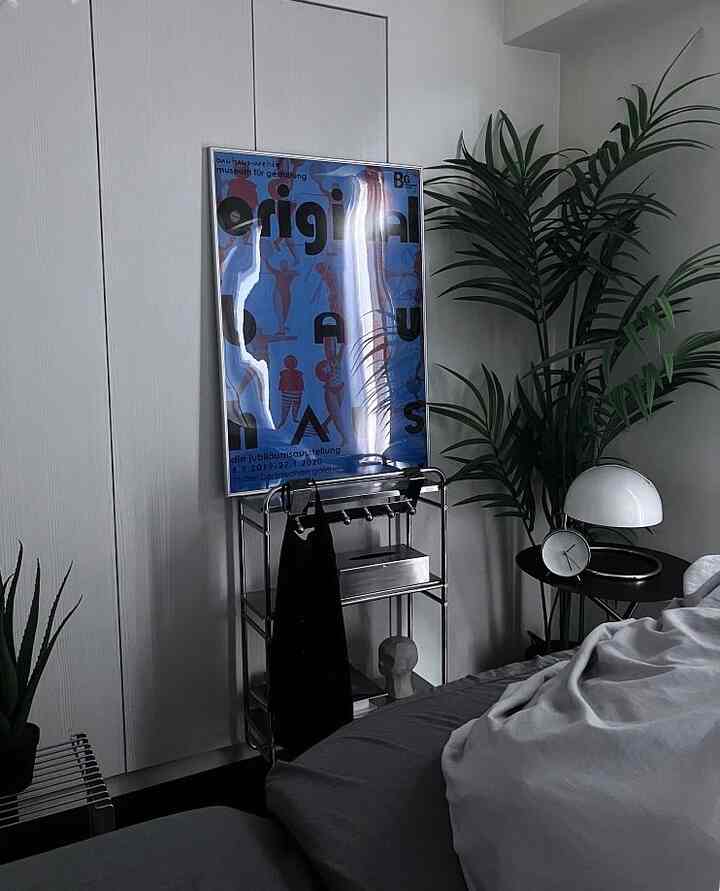 ベッドルーム。
必要なもの以外は置かないようにしていたけど
最近は少し飾りたいな〜と思いフェイクグリーンとポスターを



#ベッドルーム　#無機質　#無機質インテリア　#カラーポスター　#フェイクグリーン　#ステンレス　#間接照明