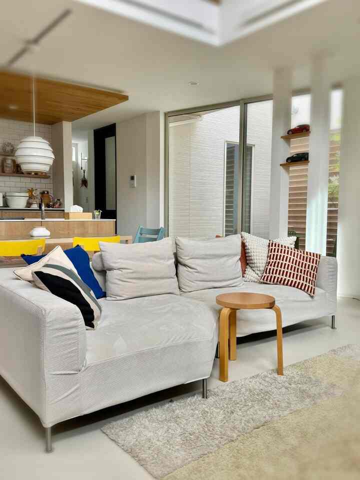 リビングと中庭
リビングから見えるアオダモに癒されています🌿


#中庭 #artek #hay