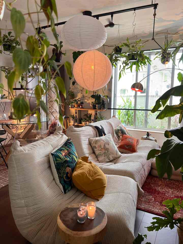 光と素材で、空間の温度をデザインする。

無機質なスチールランプと、柔らかい和紙のペンダント。異なる質感をあえて重ねて、「抜け」と「ぬくもり」のバランスを取ってます。

グリーンは飾りじゃなくて、視線をコントロールするためのレイヤー。奥行きをつくって、どこを切り取っても絵になるように意識して置いてます。

ソファ周りはあえてラフに。整えすぎないクッション配置とヴィンテージラグの“くすみ”で生活感を残す感じ。

完璧じゃないから、落ち着く
でも、どこを見てもちゃんと好きと思える空間に🩵

“置く”じゃなくて、“意味を持たせる”。

そんな感覚で部屋を整えてます。

良かったら是非参考にしてみてね💛

#ohause #インテリア　#子供と暮らす家　#海外インテリア　#観葉植物のある暮らし　#インテリアヒント
