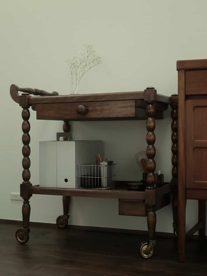 リビング学習のためのヴィンテージワゴン
┈┈┈┈┈┈
　
小学生二人が使う学校の書類やお勉強のものが収納されたスペース
　
二人の教材や文具、卓上クリーナー、電動鉛筆削りなど。
　
どうせ見えるなら好きな文具でまとめたいので、最近文具店にふらっと寄るのが楽しみ ✔︎
　
#ワゴン #ヴィンテージ家具 #収納 #無印良品 #こども