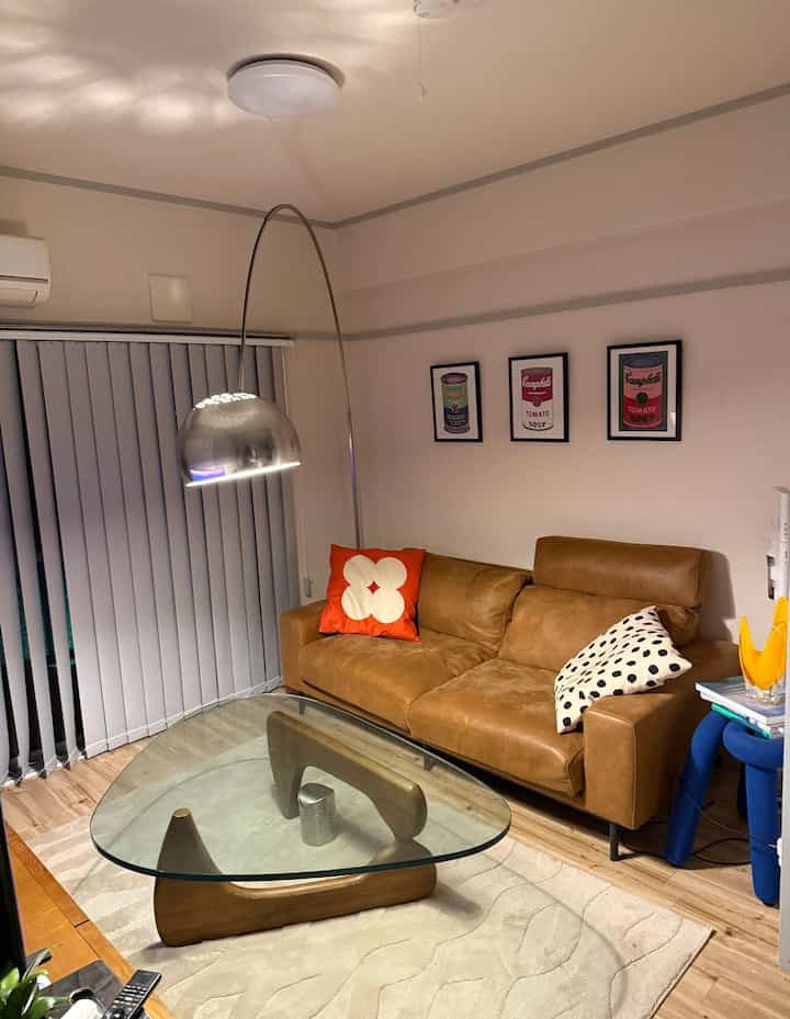 お久しぶりです🌿

3〜4月で繁忙を極め、全然更新できずでした🫠
気づいたらもうすぐ半袖の季節！

最近ソファ後ろにウォーホルのポスターを掛けました
表参道のMoMAで買ったものです🫶

#北欧インテリア
#ミッドセンチュリー
#同棲インテリア
#2LDKインテリア