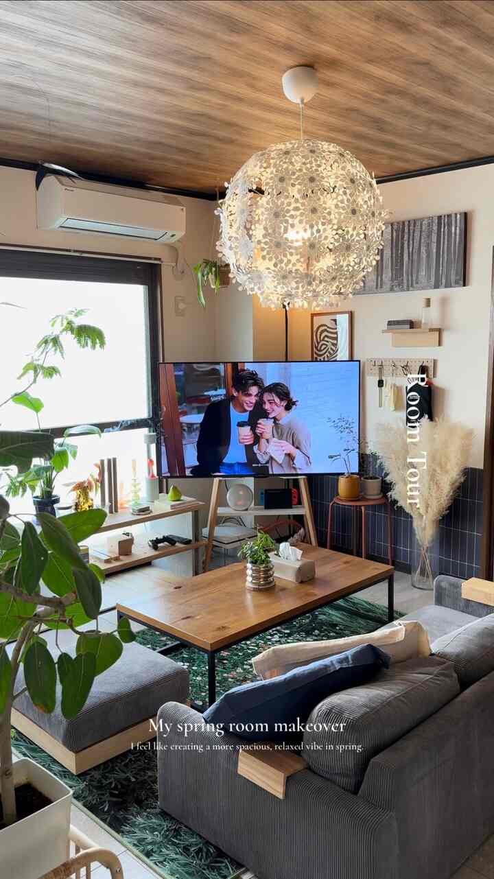 模様替えした時に撮ってたルームツアーだよ📸
お部屋の色味を少し減らすと緑が強調されてさらに自然を感じる🥰調光照明も今は白色に変えてるからお部屋に透明感がでてより春らしい空間になって好き✨️

#リビング #賃貸インテリア #子供のいる暮らし #観葉植物 #ルームツアー #IKEA #SHEIN #プチプラインテリア #ローソファ #ローテーブル #暮らしを楽しむ 