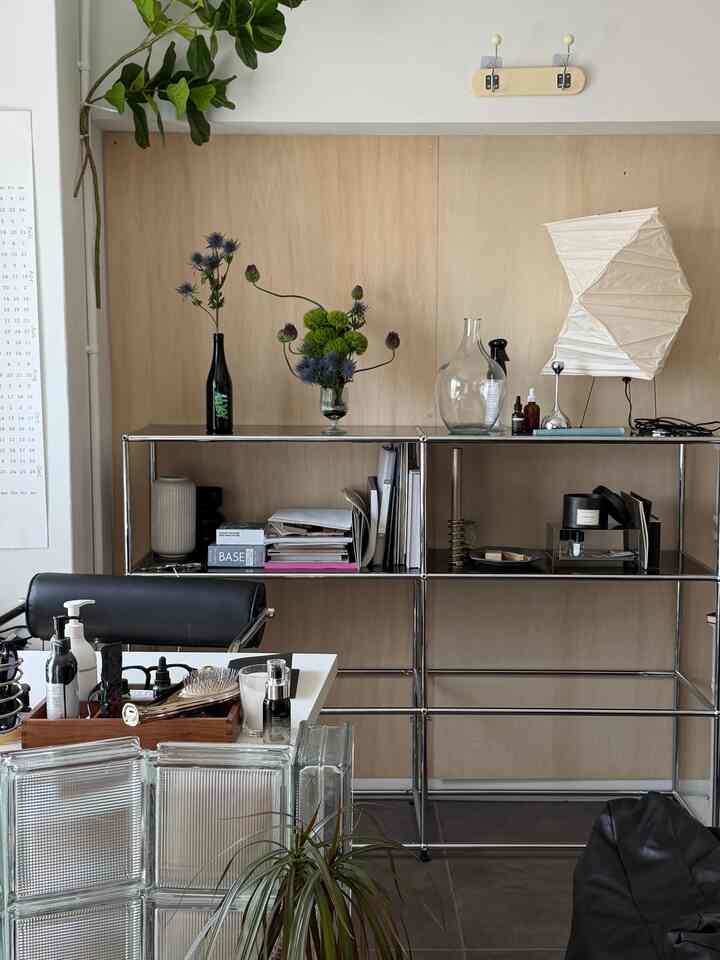 デスク周り散らかってます。笑
片付けるという行為はあまりしません。
整える、程度です😂

#デスク周り