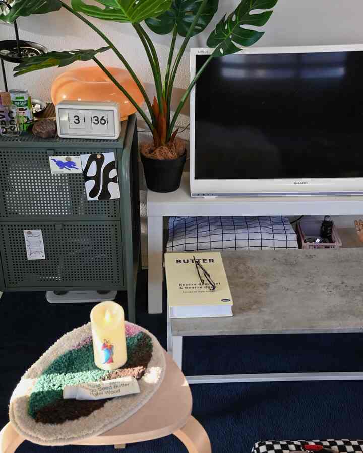 A navy rug is highly recommended! It doesn't make the room dark, and it adds a touch of luxury.

#Ohouse #Ohousejp #rug