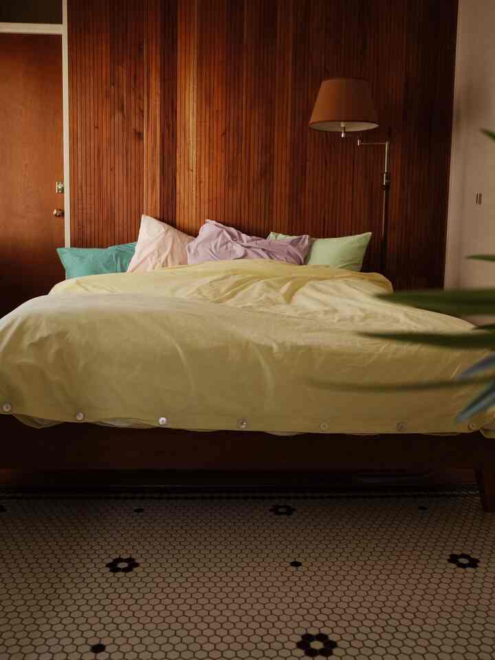 I want to add lots of color to my bedroom too.

But I don't want it to be so noisy that I can't sleep, so I'll keep it moderate.
Ideally, I'd like to add more patterns like stripes and checks, but I'll do that later.

#bedroom #寝具 #tekla