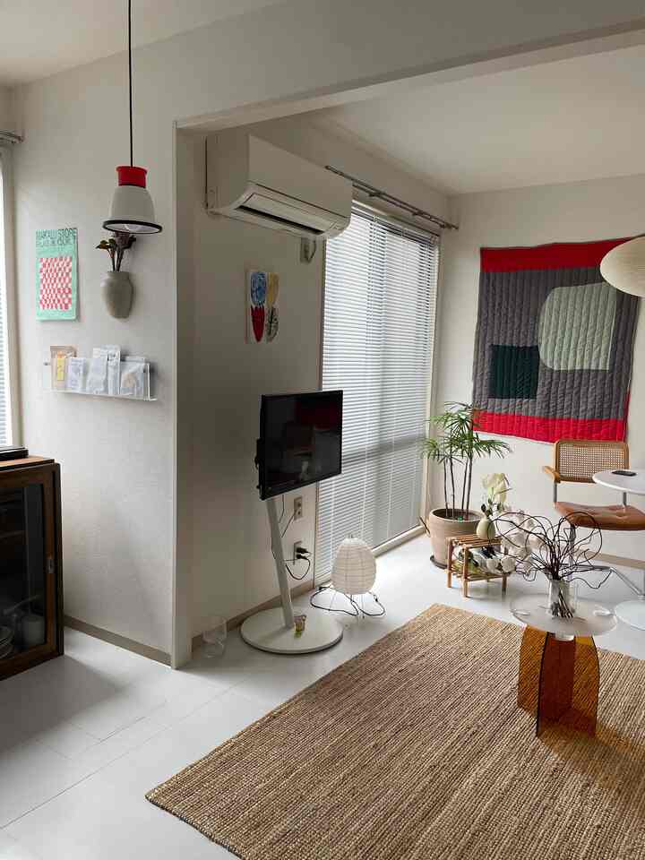 部屋ベースは白ですが
色のある小物でバランスを取ってます🍅✨



#ルームツアー 
#リビング 
#ダイニング 
#部屋インテリア 
#部屋作り 
#ラグ
#ダイニング照明 
#北欧インテリア 
#和モダン 
#カラフルインテリア 
#오늘의집  
#집스타그램  
#셀프인테리어  
#홈스타일링  
#자취방꾸미기  
#감성소품  
#레더소품  
#핸드메이드소품  
#수납정리  
#데스크테리어  
#감성인테리어  
#작지만확실한행복  
#무드등  
#일상속작은사치
