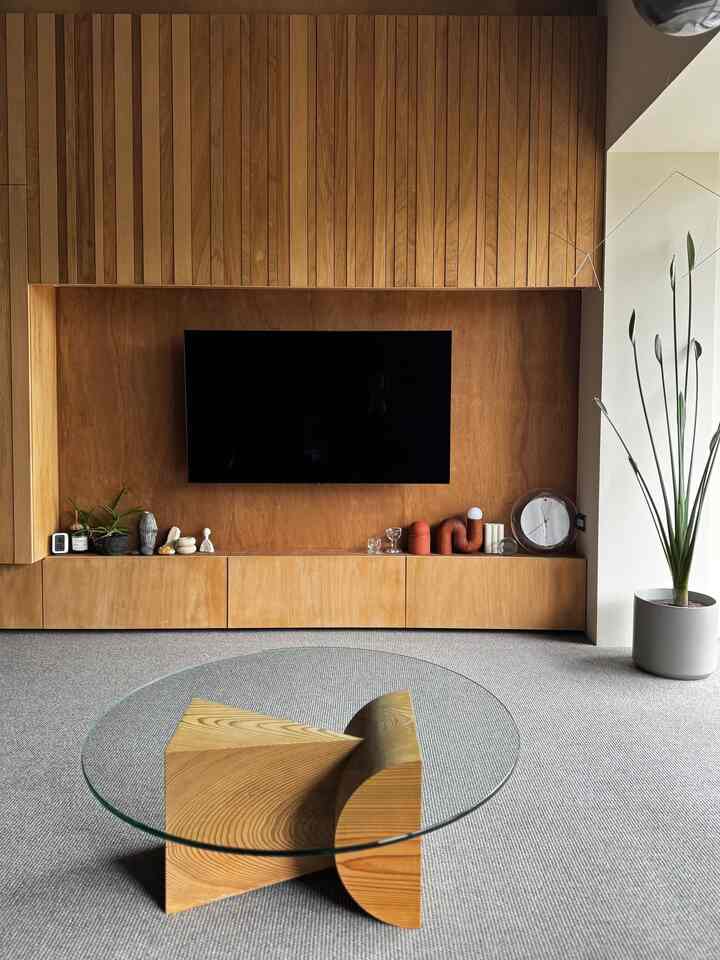 リビングの棚はお気に入りの
小物たちが並んでます
増えすぎてる気もするので
そろそろ控えねば🙄



#マンションリノベーション
#リビング
#カーペット
#造作