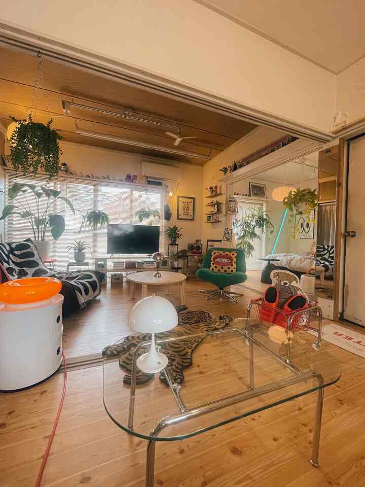 部屋のメインになるテーブルだからこそ、
正直かなり悩んでたんだけど、普通のテーブルだとどうしても圧迫感が出てしまって。

この部屋、広く見えるけど実際はそこまで余裕あるわけじゃないから、
“抜け感”をどう作るかがずっと課題でした。

そこで選んだのが、このガラスのローテーブル。

視線が抜けるだけで、ここまで空間の広がり変わるのかってちょっと驚いた。

あと地味に気に入ってるのが、このシルバーの脚。
一見ごちゃっとして見える部屋の中でも、いい感じにまとまり出してくれる。

存在感あるのに、圧迫しない。
これ、メインテーブルとしてかなり理想的でした。

オーハウスで見つけた中でも、かなり当たりアイテム。

#ガラステーブル　#1R  #Ohouse購入品　#IKEA