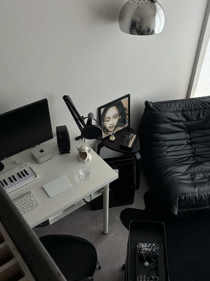 #kartell のマガジンラックはビンテージのアイテムで、3段仕様になっています！

小さめの機材などはワゴンに収納しています！

#モノトーンインテリア #モノトーン 