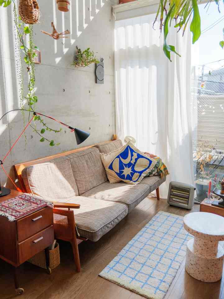 ohouseで購入したラグがお気に入り🙌
ソファの前にラグがあるだけで、ワンポイントになってグッと部屋のクオリティがあがります

#ラグ　#2人暮らし　#北欧　#コンクリート部屋