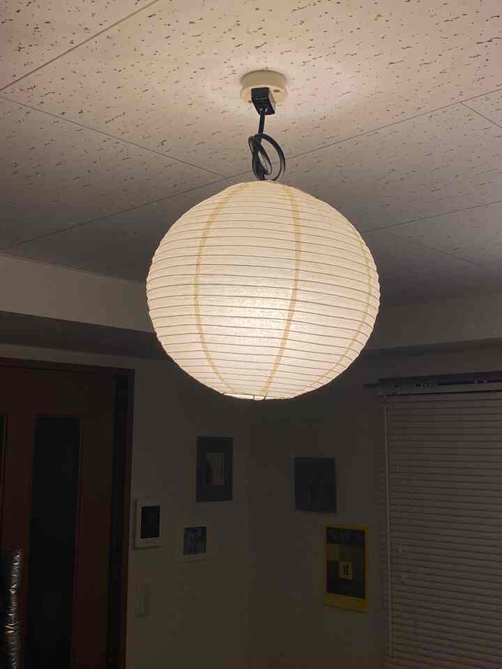 天井低めでコンパクトなお部屋だから
圧迫感でないように40cmの小さめサイズ🫛

見切り発車すぎてシーリングカバーないし
コードもくるっとまとめちゃった良い子はマネしないでね

雰囲気変わってかなり満足！🌕

#一人暮らし #一人暮らし部屋 #一人暮らしインテリア #ペンダントライト #ブラインド