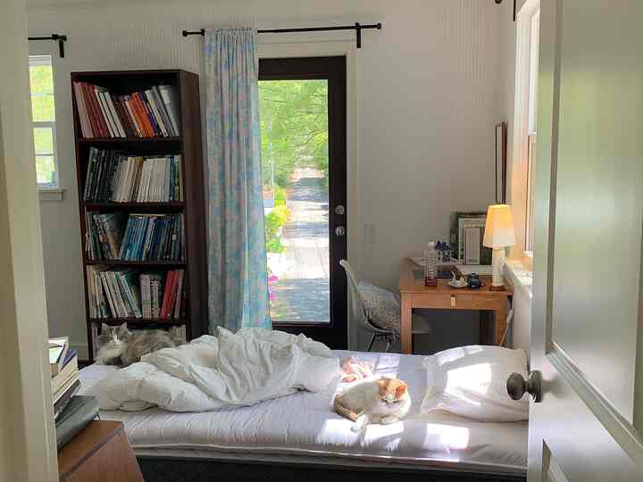 緑が出てきて本格的季節があたたかくなってきたので模様替えしました
お気に入りの小物をベッド横のデスクに置いて、夜はオーハウスで購入したキャンドルケースに入れたキャンドルを灯したりするとリラックスできます😌🛌

#寝室 #キャンドルホルダー #キャンドル #模様替え #春 #ohouseshopping