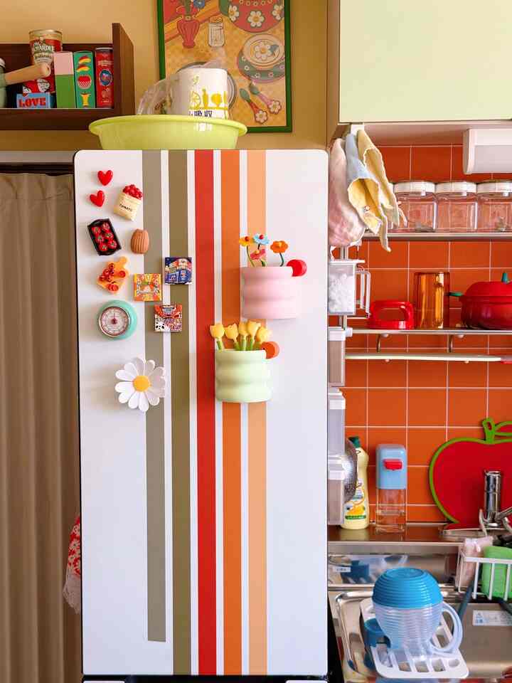  🌼 冷蔵庫へのこだわり 🌼

冷蔵庫には"物を貼れば貼るほど可愛いくなる"
という勝手な持論を持っておりますので

マグネットで張り付くアイテムを
ペタペタ増量中です 🧲❣️

近頃のお気に入りは
comocoさんのACCESSORY CASE 🫶🏻💕

袋どめクリップを入れるのに
ちょうど良いです 🥰


#カラフル #カラフルインテリア #レトロ #レトロインテリア #ミッドセンチュリー #ミッドセンチュリーモダン #スペースエイジ 