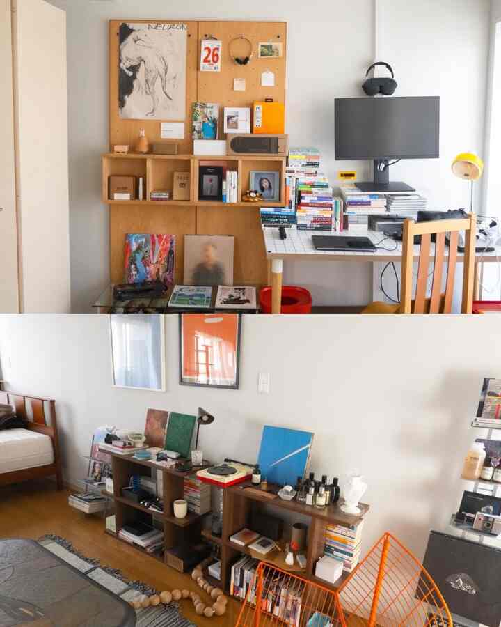 明るい白い壁と木目調の本棚があるワンルーム、机とモニターが配置されたモダンでコンパクトな在宅勤務用インテリア