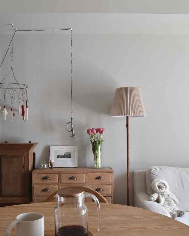 猫がいるとお花を楽しめないので造花を買いました。まるで本物のようなチューリップです。
たくさん反響いただきました。

#造花 #1LDK #賃貸 #賃貸暮らし
#アンティークインテリア #インテリア 
#古家具 #アーティシャルフラワー
#