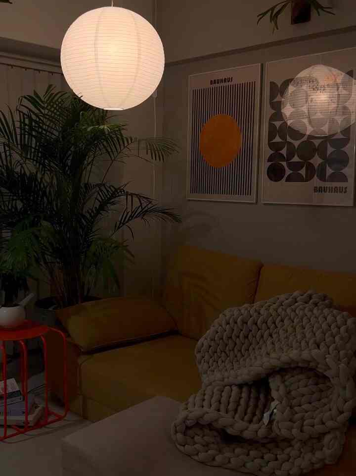 【夜の時間が愛おしくなる間接照明】
間接照明を使うと、部屋に立体感、温かみ、雰囲気が出る💡夜は電球色の明かりを使うと、目にも優しいし、リラックスもできる☺️部屋も垢抜けるので、間接照明おすすめです✨
#間接照明 #カラフル #ポップ #ミッドセンチュリー #