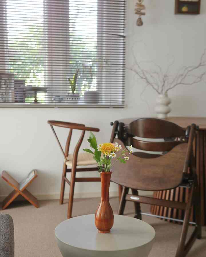 月に一度はお花を飾るように心がけて🌼🤍
#リビング #お花のある暮らし #2026Ohouse新生活 #本棚 #ブックシェルフ