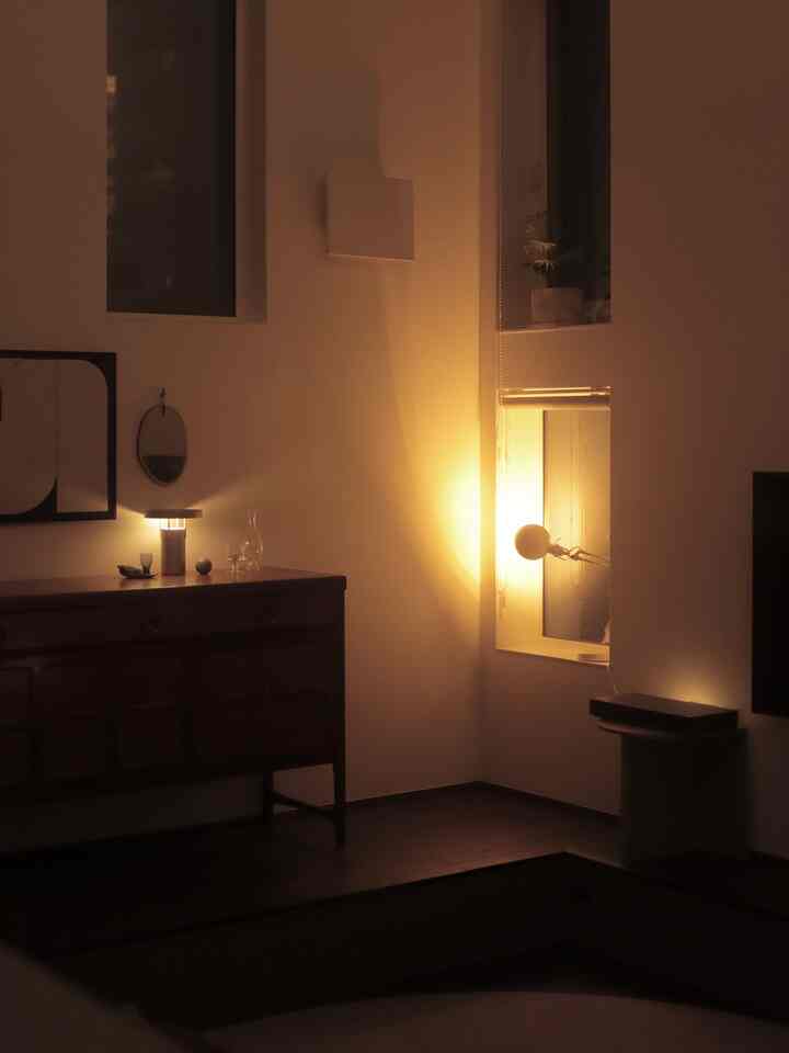 デスクライトをアッパーライトとして使うとなんだか良い感じです💡
　
夜のリビングに飽きてきたら、照明を見直すのが楽しいです𓂃🔦
　
#照明 #ライト #リビング #ダウンフロア