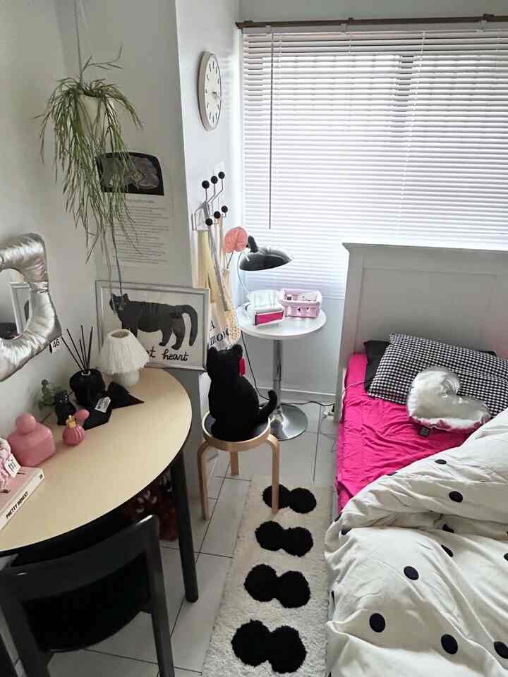 ohouseのセールでラグをnew in🖤🤍
ベッドサイドに丁度いいサイズで
モノトーンのシンプルな柄が可愛くて使いやすい
狭い寝室だけどモノトーンをベースに差し色➕してインテリア楽しんでます🖤🩷


#ベッドルーム
#寝室インテリア
#モノトーンインテリア
#マイルーム
#ラグ