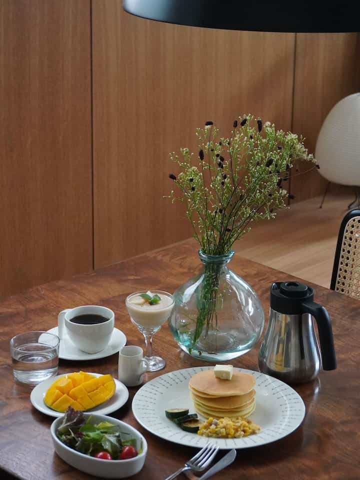 朝食はしっかり食べる派です

AJRoyalのペンダントライトは
テーブルを縦にしても横にしても使える配置にしました

#ダイニングテーブル　#ペンダントライト　#AJRoyal