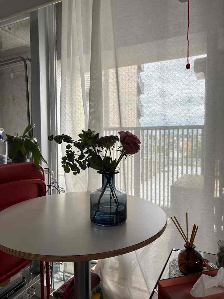 友達から可愛いお花をいただいた！
お部屋が一気に明るくなって嬉しい！

#ワンルームインテリア　#リビング　#フラワーベース  #観葉植物