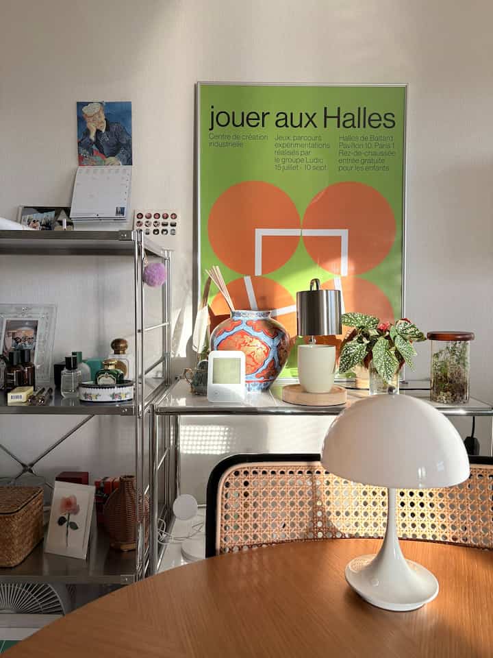 ▶︎Memperkenalkan tempat favoritku
Rak modular dan tinggi rak dari Muji sangat cocok, jadi aku menjadikan ini sudutku untuk memajang barang-barang favoritku.

Aku merasa rileks dengan penghangat lilin dan lampu Panthella.

Aku mencoba menciptakan ruang yang bisa kunikmati setiap hari ✍️

#midcentury
#midcentury
#midcenturyinterior
#midcenturymodern
#2026Ohousenewlife