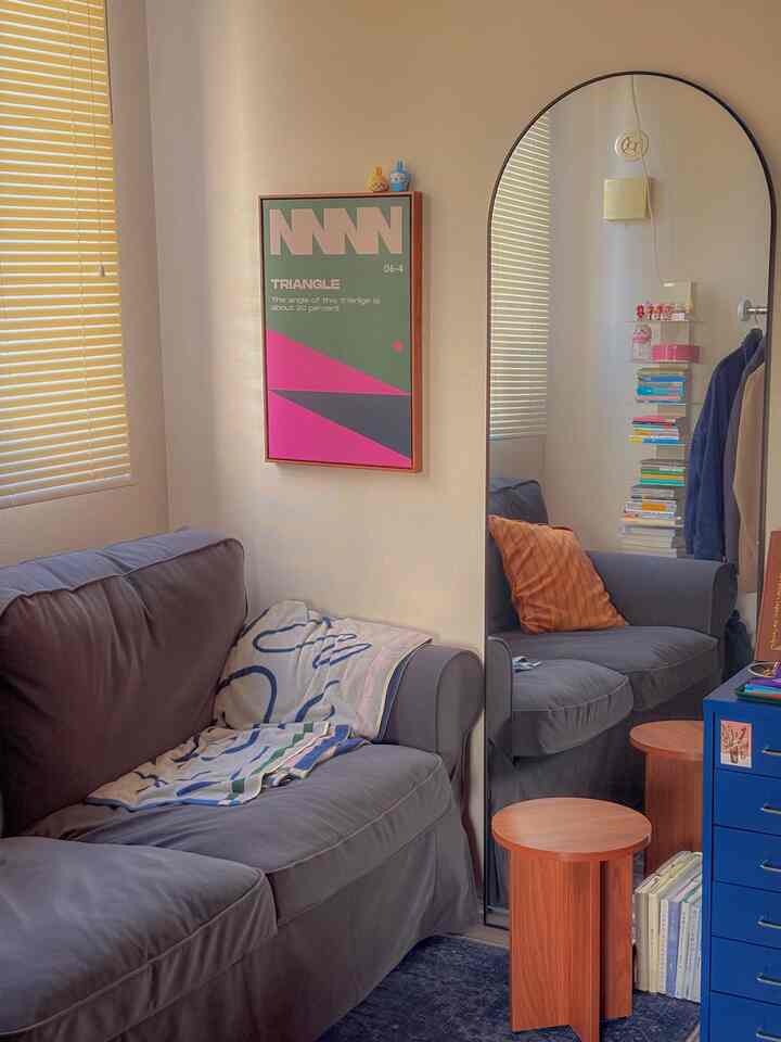 Saya suka barang-barang berwarna-warni, tetapi saya menginginkan kesan kesatuan di kamar saya. 💭
Apakah Anda memiliki masalah itu? 👀
Berikut tiga hal yang selalu saya ingat sebagai seseorang yang menyukai warna: 💡
① Mencocokkan nada warna. Nada mengacu pada kecerahan dan kejelasan suatu warna!
Memilih warna dengan nuansa yang serupa menciptakan kesan yang kohesif. 😉
② Menggunakan warna netral untuk furnitur besar. Karena saya menyukai hal-hal berwarna-warni dan cenderung menggunakan warna pada barang-barang kecil, saya menggunakan putih, hitam, dan abu-abu untuk furnitur besar. 🩶 Biru tua dan gading juga mudah digunakan!

③ Menggunakan skema warna favorit Anda. Skema warna mengacu pada kombinasi warna. 😚
Di ruang kafe ini, saya menggunakan:
Hijau 💚 × Merah Muda 🩷
Biru 💙 × Merah Muda 🩷
Kuning 💛 × Abu-abu 🩶
🫣🫣
Semoga ini bermanfaat! 🫶🏻

#warna-warni
#warna-warni
#sewa
#pojokkafe

