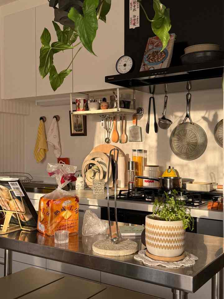 Saya menginginkan dapur di mana saya dapat menyimpan barang-barang di balik pintu, memajang barang-barang agar terlihat dan dinikmati secara visual, serta memprioritaskan estetika dan fungsionalitas. Saya ingin menciptakan ruang yang seimbang tanpa mengorbankan desain interior atau kegunaan. ☺️
#dapur #インテリア #リノベーション #中古マンション #一人暮らし