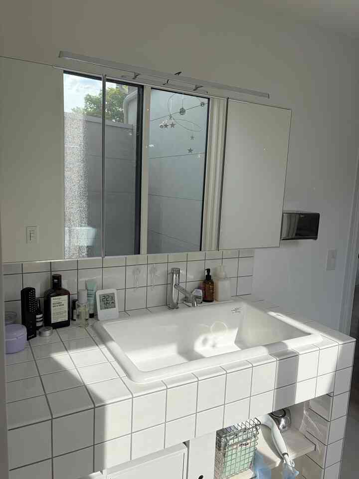 WASH ROOM 🧼
I love the tiles on the custom-made vanity 🤍

#KoreanInterior #造作洗面所 #造作洗面台 #タイル #洗面タイル #Aesop #DULTON #ケーブルアクセサリー #TEKLA #水周り #washroom #myhome #interior #インテリア #無印良品