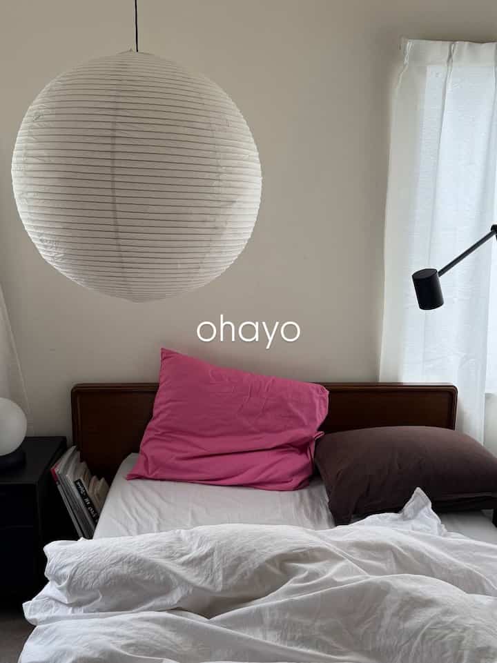 ベーストーンは抑えめで
1アイテムだけビビットカラーを入れてあそぶ
かわいい🩷

#寝室 #ベッドルーム #bedroom #寝具
#HAY #ikea #hmhome 