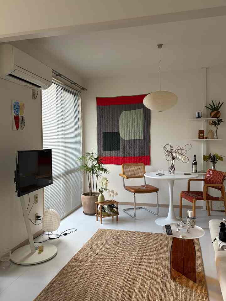 Morning in my room ☀️

I love bright colors, but if I use too many, the room becomes too busy 😅

I balance it out by using Japanese-style rugs and lights 🌀

#roomtour
#livingroom
#diningroom
#roominterior
#roomdecor
#rug
#dininglighting
#Nordicinterior
#Japanesemodern
#colorfulinterior
#todayshome
#homestagram
#selfinterior
#homedecor
#selfroomdecor
#selfcare #emotionalitems
#leatheritems
#handmadeitems  
#수납정리
#데스크테리어
#감성인테리어
#작지만확실한행복
#무드등
#일상속작은사치