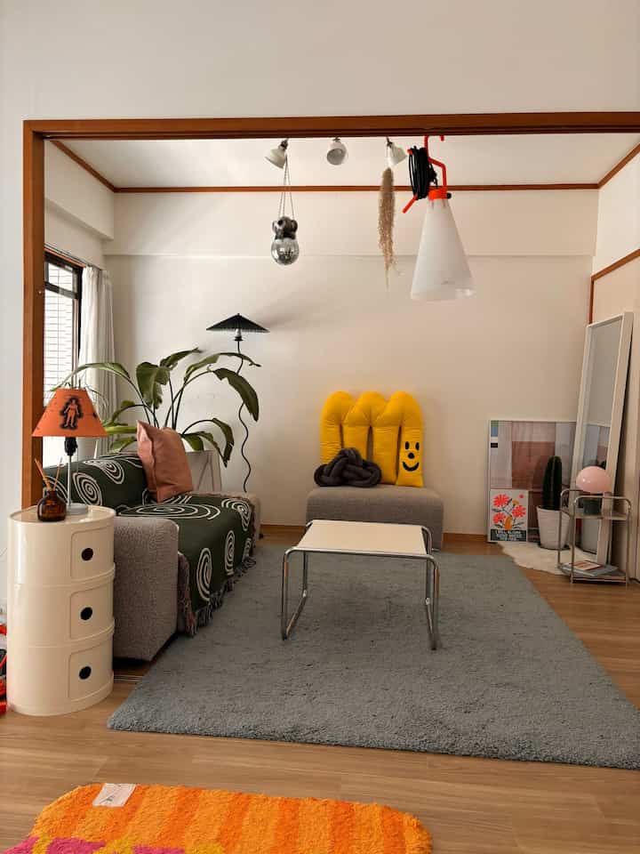 リビングを模様替え🛋️
カラフルなアイテムが増えました🍊

#インテリア #ミッドセンチュリー #韓国インテリア #韓国 #カラフル #シンプル #2LDK #リビング #観葉植物 #エアプランツ #間接照明 #照明 #ブランケット #クッション #ポスター #ミラーボール