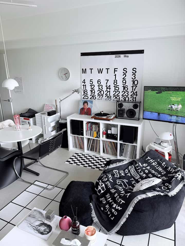 Hello May 🎏

I rearranged the furniture and lighting a little bit 🦢
I brought the Tolomeo lamp, which had been on my desk, into the living room, and it looks so much better now 🥹

#KoreanInterior #リビングルーム