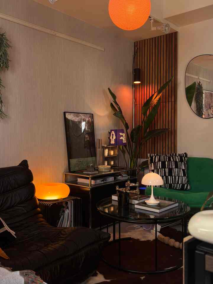 A poster that evokes a feeling of coolness, plants, and a place to put small items 🪴

#ohouse_early_summer_preparation {0 #living_alone} {1 #midcentury} {2 #japandi} {3 #1K} {4 #8tatami} {5 #houseplants}